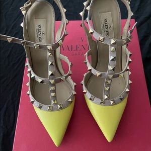 EUC Valentino Rockstud 4” heels in Naples Yellow 38.5 IT